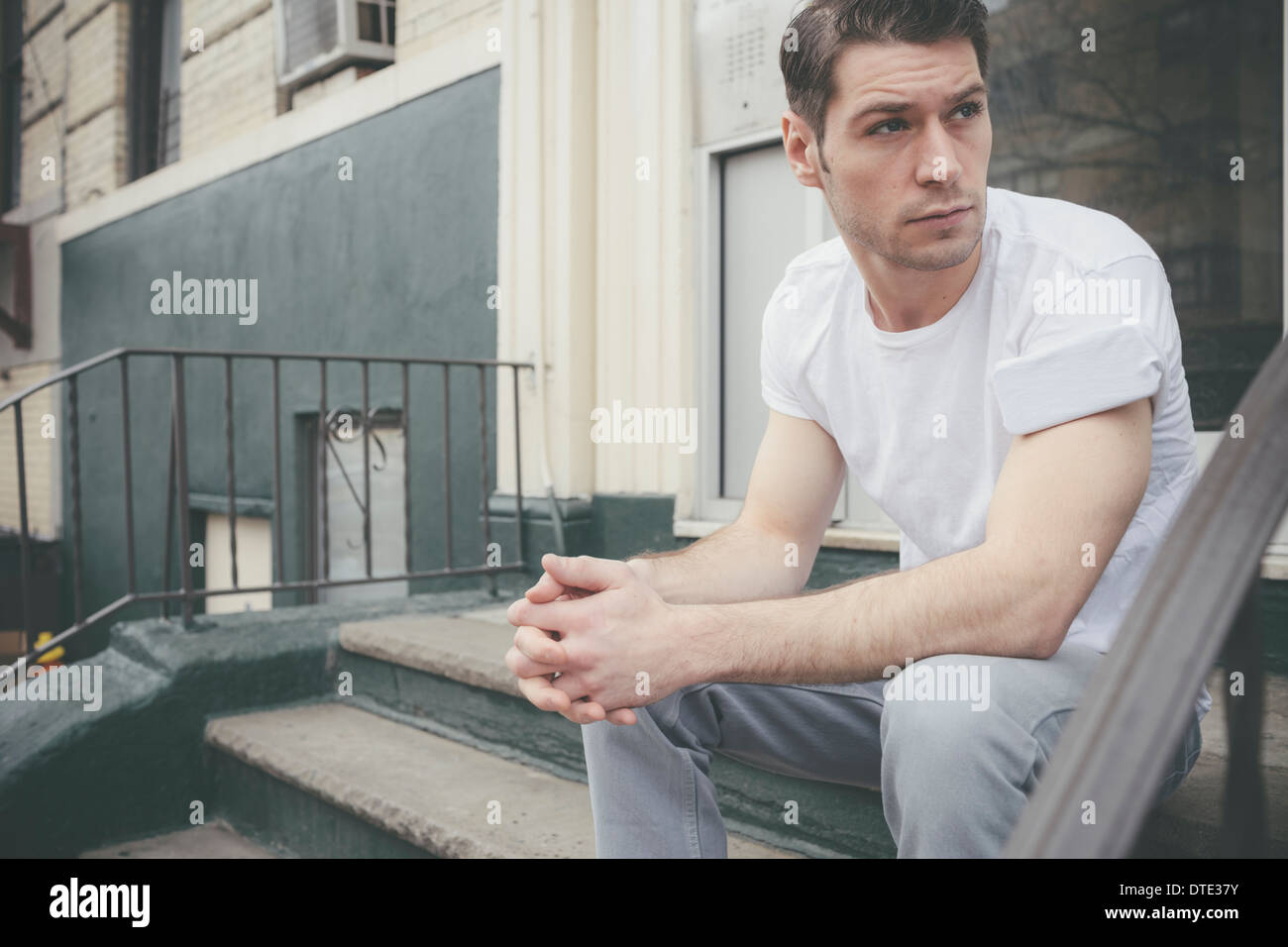 Teil der Serie zeigt verschiedene Möglichkeiten einer trägt eine Smartphone, gefaltet im T-shirt Ärmel Oldschool Stil. Stockfoto