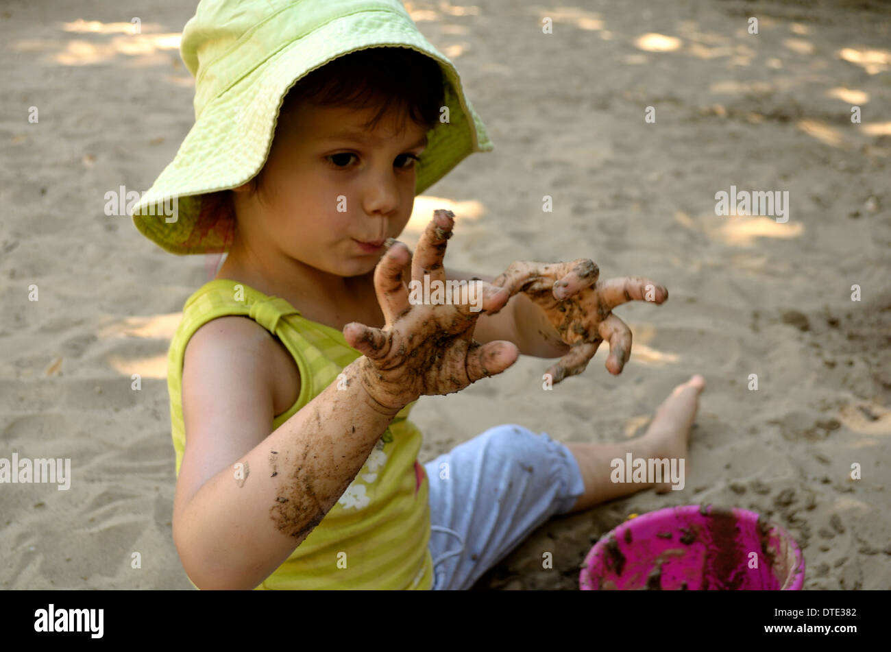 Five-Year-Old Girl Spiel in der Sandkiste Stockfoto