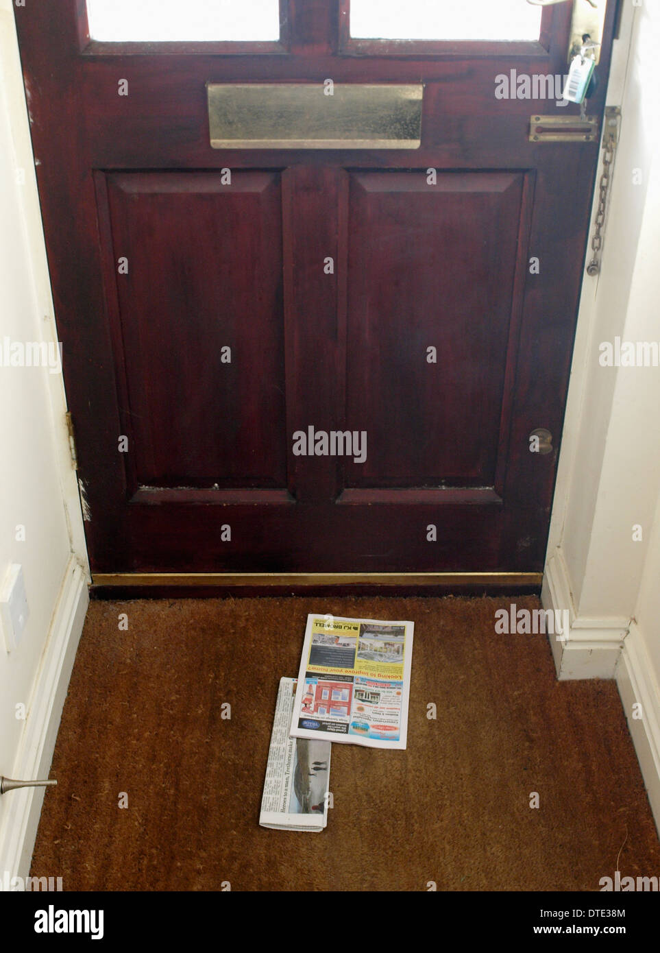 Kostenlose Zeitungen auf eine Fußmatte, UK Stockfoto