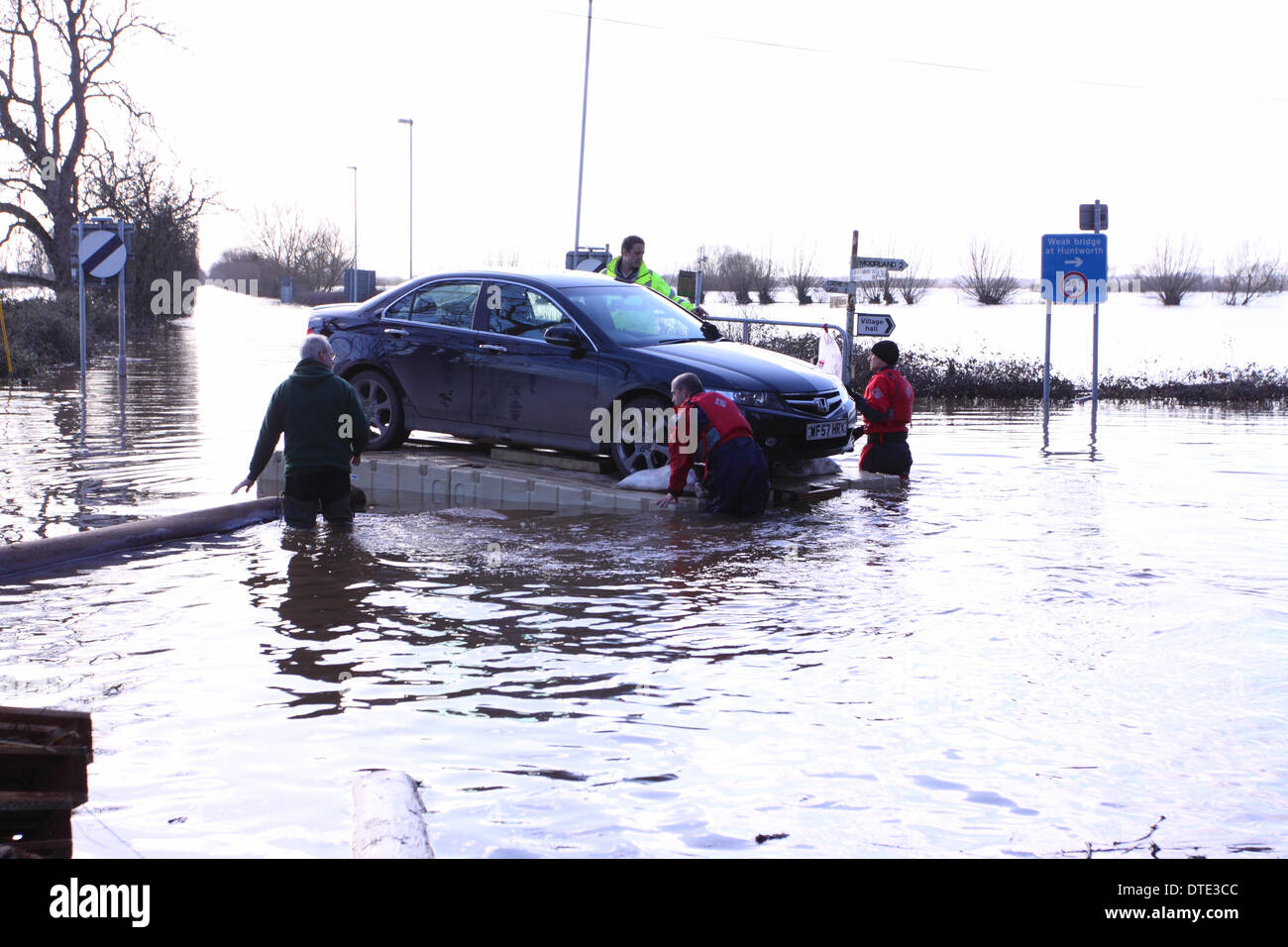 Burrowbridge, Somerset Levels Sonntag, 16. Februar 2014 – ungewöhnliche Auto Rettung - freiwillige nutzen eine schwimmende Ponton zu schweben, die ein Auto Honda Accord ein Cut-off-Eigentum - Ponton langsam misshandelt wurde und sorgfältig auf die nächste trockene Straße. Stockfoto