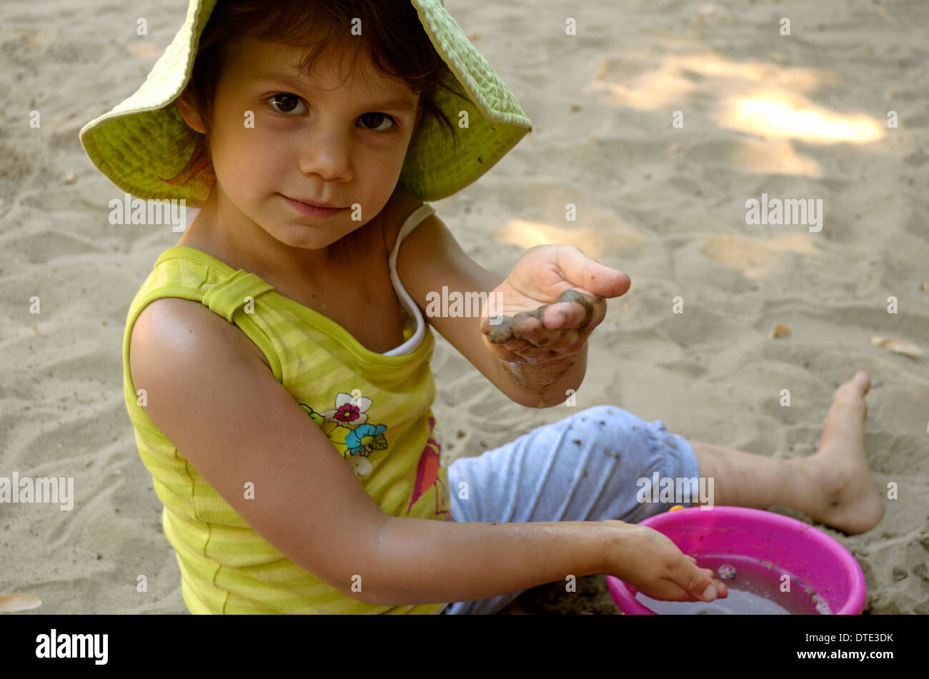 Five-Year-Old Girl Spiel in der Sandkiste Stockfoto