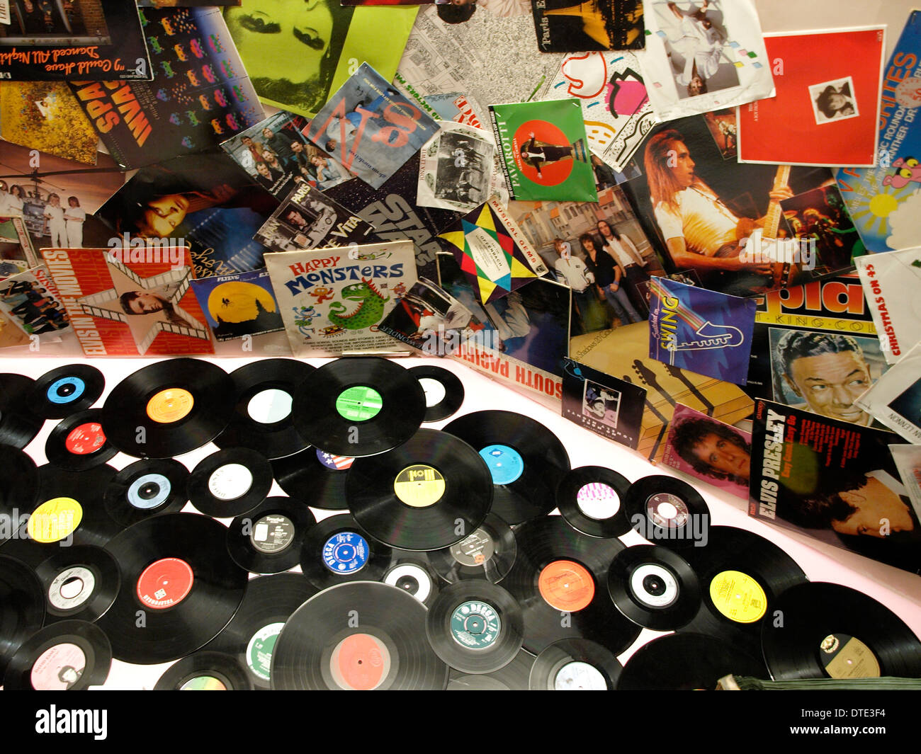 Alte Vinyl-Schallplatten und Cover hochgesteckt an Wand und Decke  Stockfotografie - Alamy