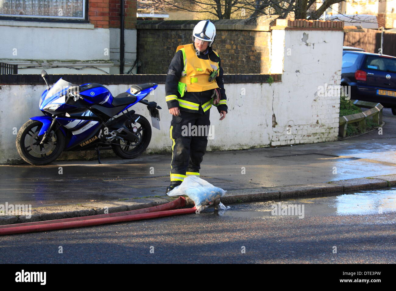 Sonntag, 16. Februar weiter Feuerwehr Pumpe Wasser abseits der Straßen rund um Purley in London. Dutzende Feuerwehrleute haben Wasser Weg von Eigenschaften, die von Hochwasser betroffenen gepumpt. Temporären Gehwege wurden bereitgestellt, um Bewohner bewegen zu lassen. Bildnachweis: HOT SHOTS/Alamy Live-Nachrichten Stockfoto