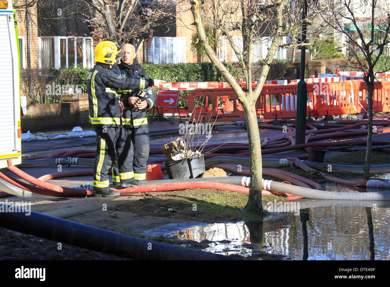 Sonntag, 16. Februar weiter Feuerwehr Pumpe Wasser abseits der Straßen rund um Purley in London. Dutzende Feuerwehrleute haben Wasser Weg von Eigenschaften, die von Hochwasser betroffenen gepumpt. Temporären Gehwege wurden bereitgestellt, um Bewohner bewegen zu lassen. Bildnachweis: HOT SHOTS/Alamy Live-Nachrichten Stockfoto