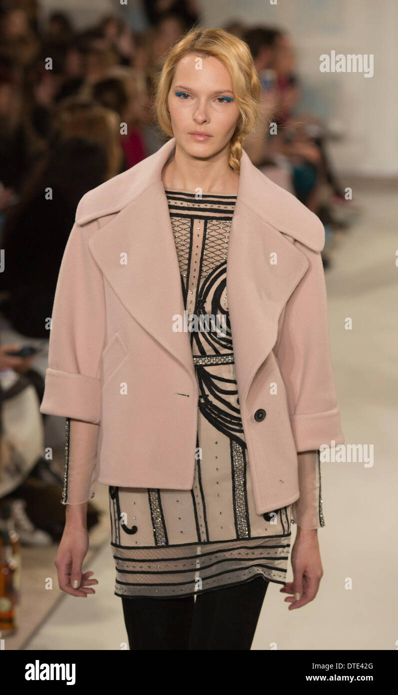 16. Februar 2014, London, England, UK. Ein Modell geht die Start-und Landebahn auf der Messe Temperley während der London Fashion Woche AW14 im The Savoy Hotel. Bildnachweis: CatwalkFashion/Alamy Live-Nachrichten Stockfoto