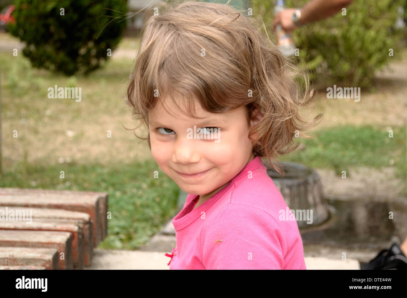 Vier Jahre alten Mädchen machen ein Gesicht Stockfoto