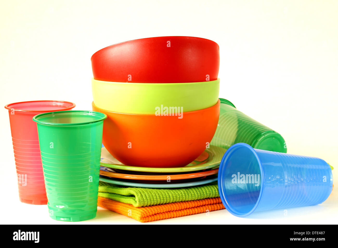 farbige Kunststoff-Geschirr (Tassen, Schüsseln, Platten) Stockfoto