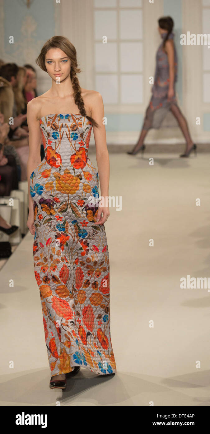 16. Februar 2014, London, England, UK. Modelle laufen die Start-und Landebahn auf der Messe Temperley während der London Fashion Woche AW14 im The Savoy Hotel. Bildnachweis: CatwalkFashion/Alamy Live-Nachrichten Stockfoto