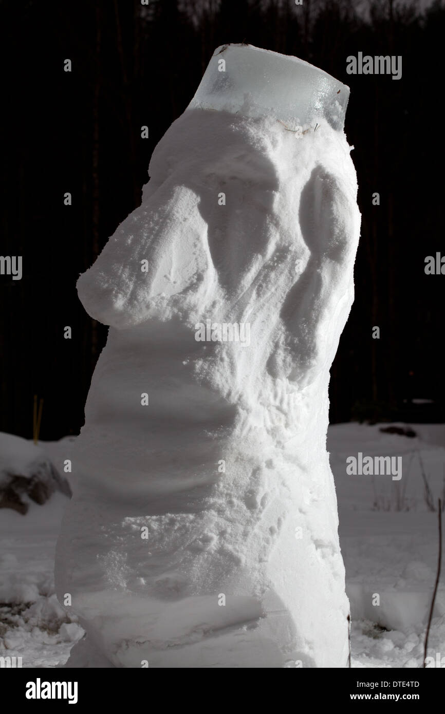 Schnee Moai - Schneemann gemacht in Form eines monolithischen Menschenfiguren Osterinsel Stockfoto