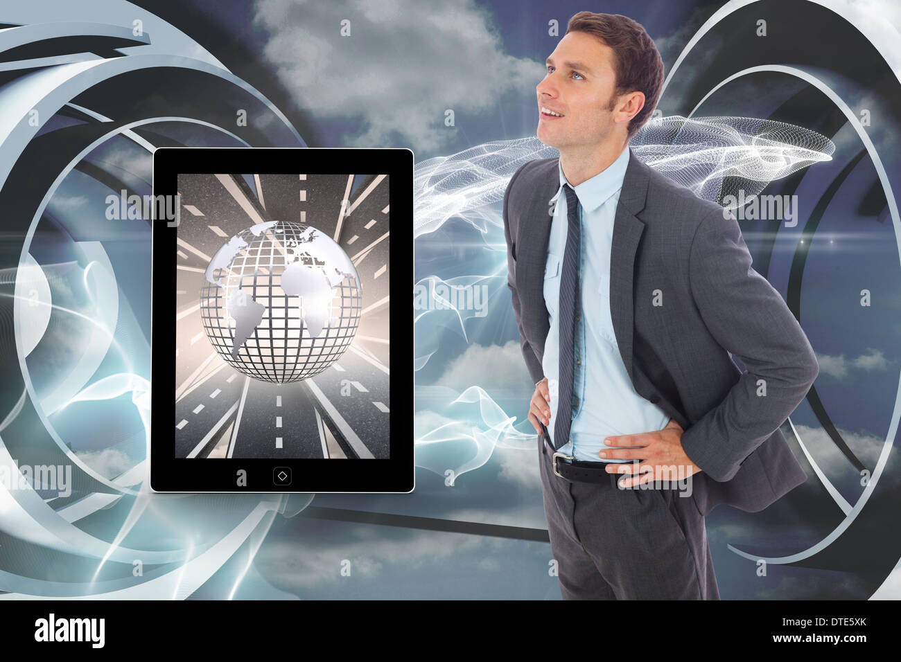 Zusammengesetztes Bild von fröhlich Geschäftsmann stehend mit Händen auf den Hüften Stockfoto