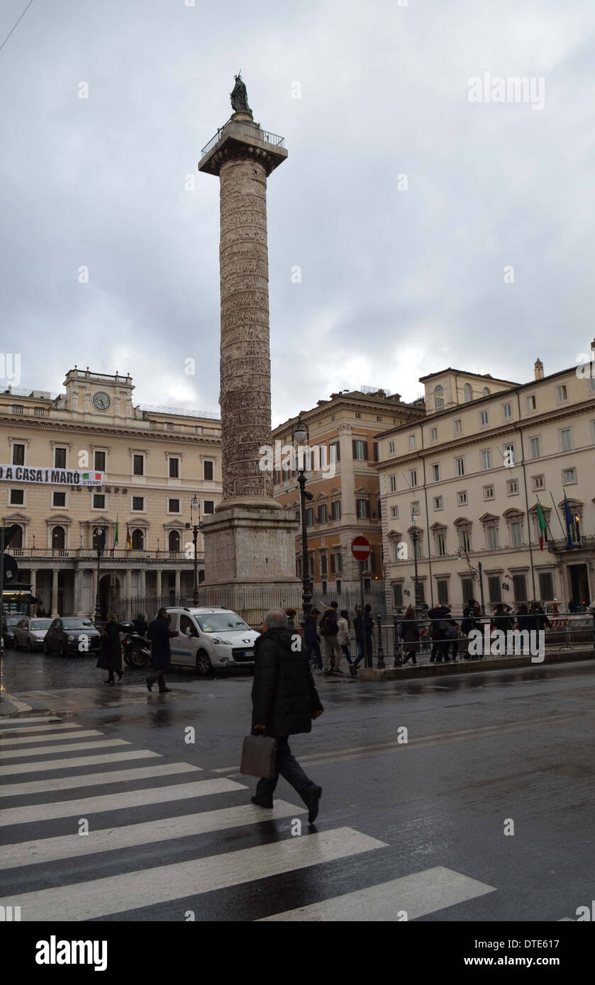 Beim Überqueren der Straße von der italienischen Regierung Gebäude Stockfoto