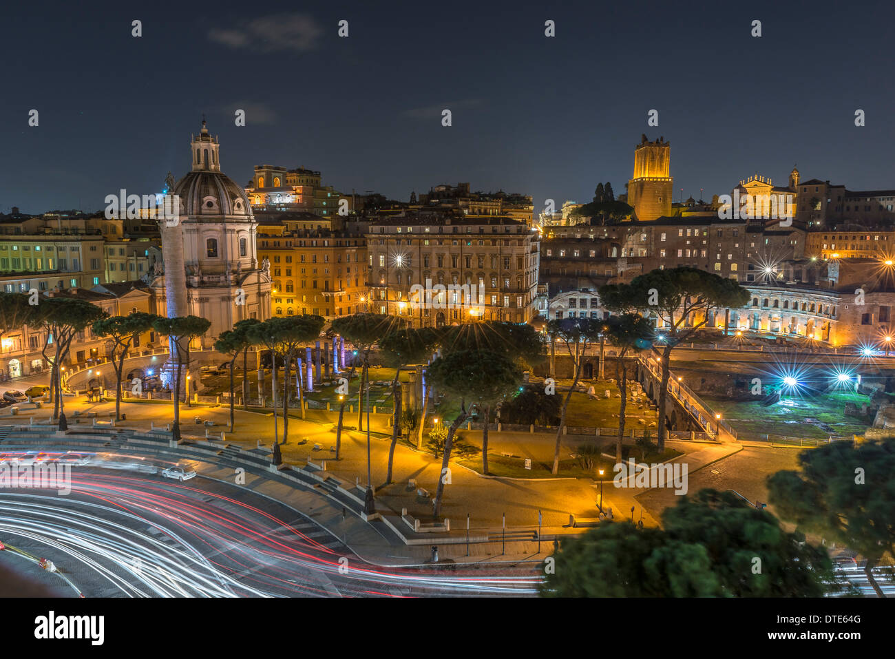 Verkehr in Rom bei Nacht mit Taxis warten vor dem Forum Romanum Stockfoto
