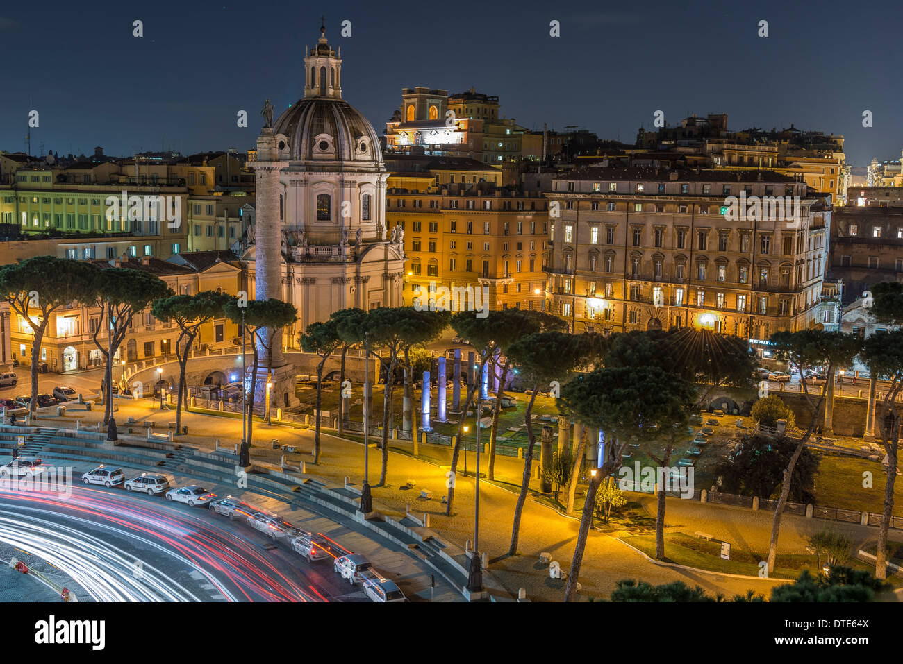 Verkehr in Rom bei Nacht mit Taxis warten vor der Kirche Stockfoto