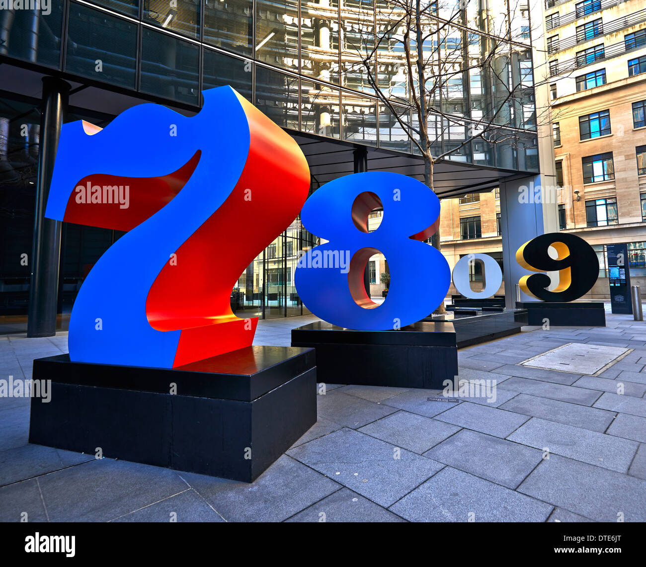 Riesige Zahlen-Street-Art in der Nähe von the Gherkin-London Stockfoto