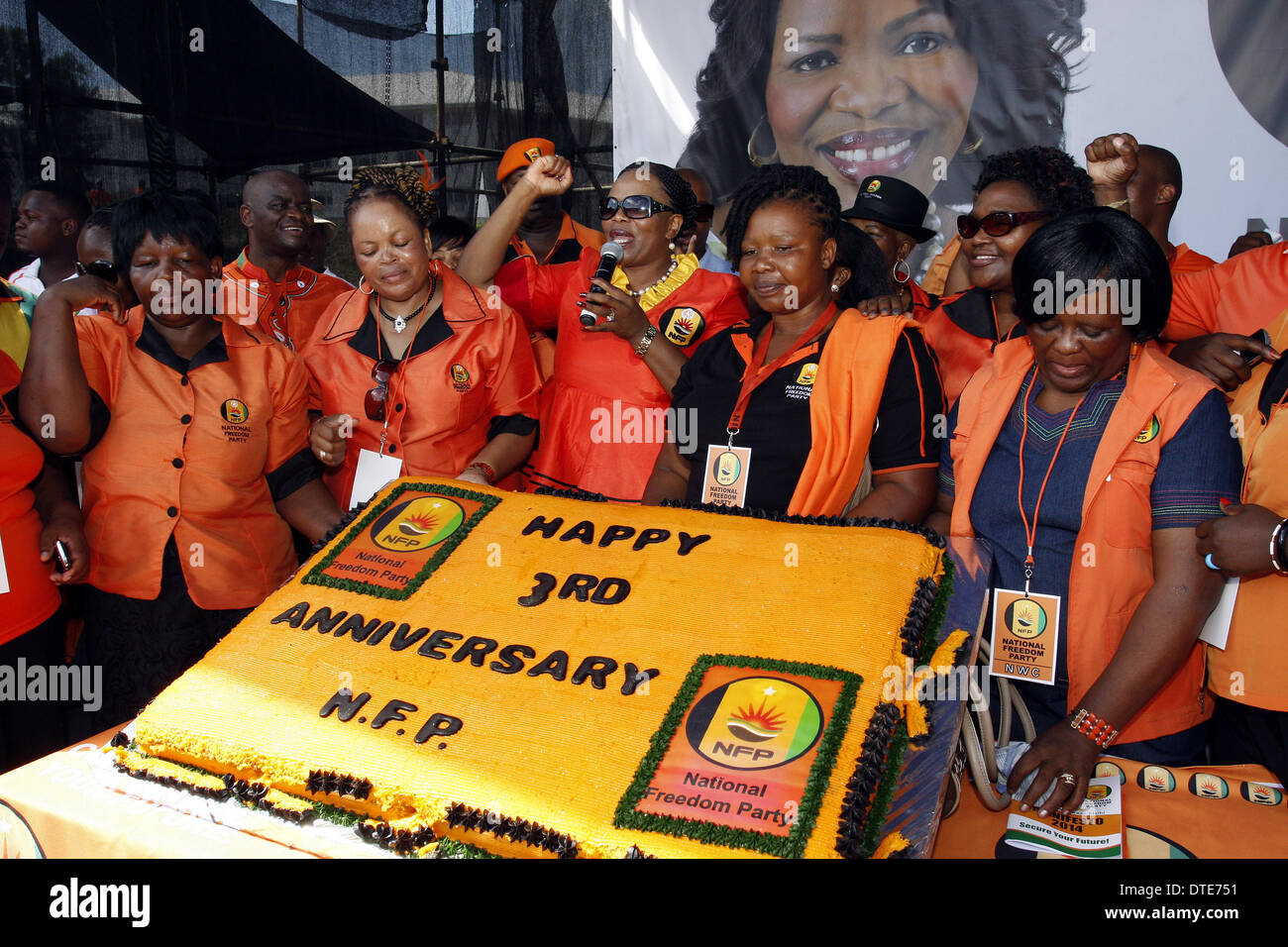 DURBAN - 16. Februar 2014 - hochrangige Mitglieder der Südafrikas nationale Freiheitspartei, einschließlich der Partei Führer Zanele KaMagwaza-Msibi (Holding Mikrofon) feiern die Partei dritten Jahrestag seit der Gründung bei einer Kundgebung in Durbans Currys Brunnen Stadion, wo die Partei 2014 Wahlprogramm auch ins Leben gerufen wurde.  Die Partei wurde gegründet, als die Msibi, dann der Inkatha Freedom Party nationale Vorsitzende entfernt, Form der NFP brach.  Das Land geht an die Urnen am 7. Mai für die fünfte Wahl seit dem Ende der Apartheid im Jahr 1994. Bild: Giordano Stolley Stockfoto