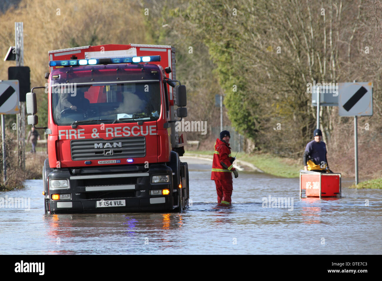 Ein Feuerwehrauto macht sich bereit zum Hochwasser Pumpen in Runnymede, in der Nähe von Egham einrichten. Stockfoto