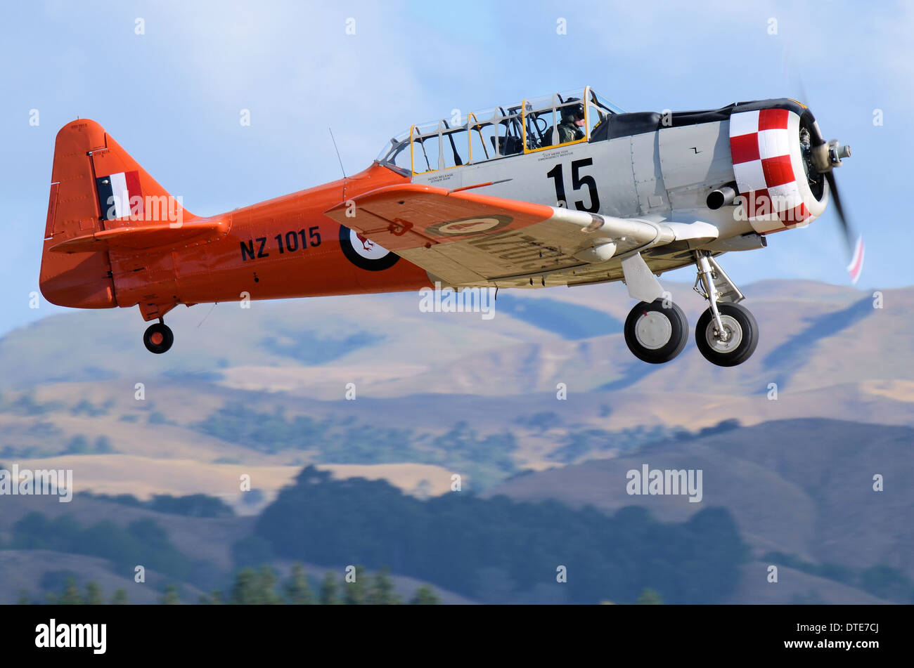 North American Aviation T-6 Texan, ein einmotoriges, fortgeschrittenes Trainerflugzeug, das Piloten der USA und anderer Luftstreitkräfte trainiert. Auf der NZ Airshow Stockfoto