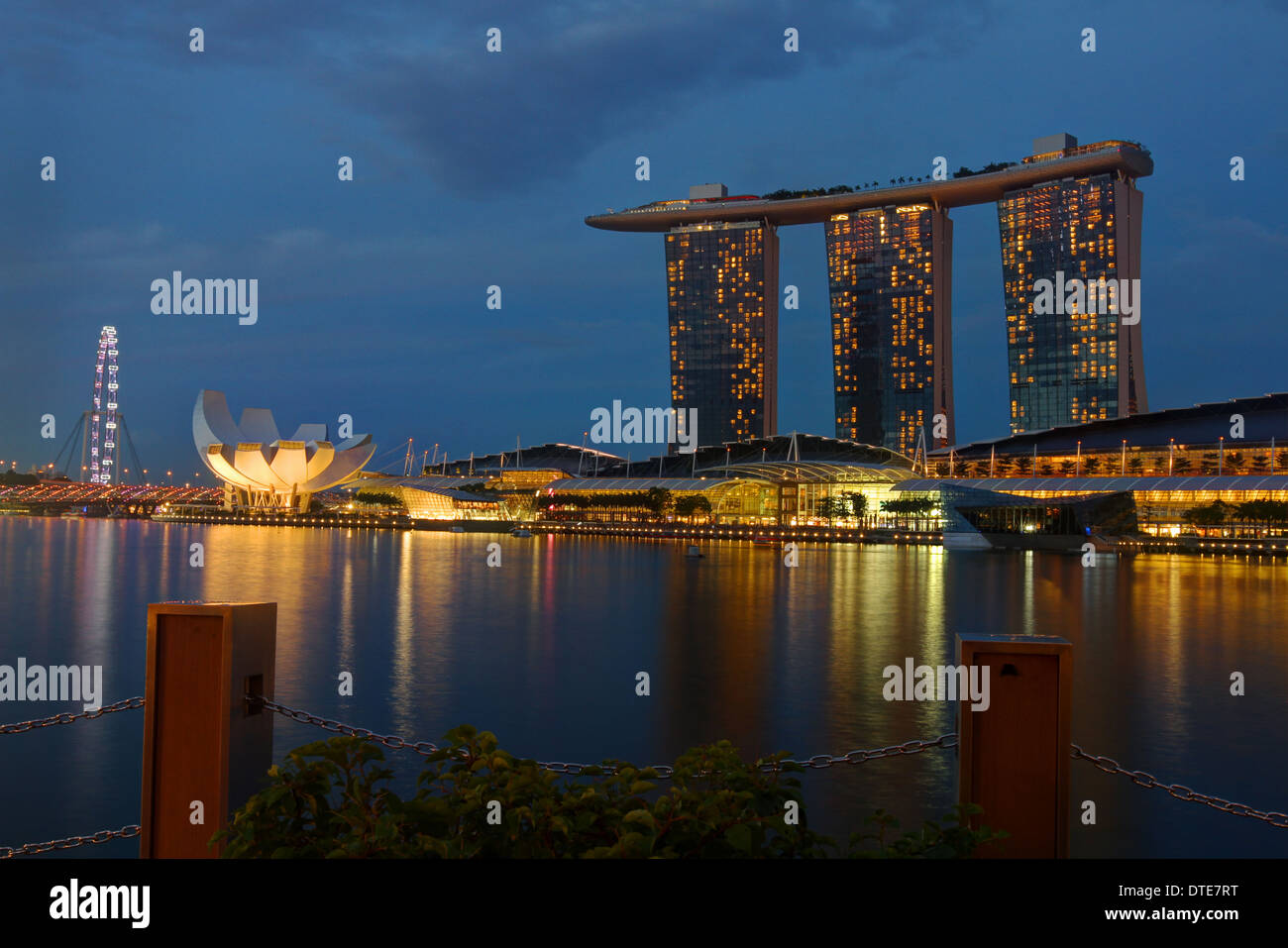 Das Marina Bay Sands Hotel an der Marina District, Singapore. Nacht. Stockfoto