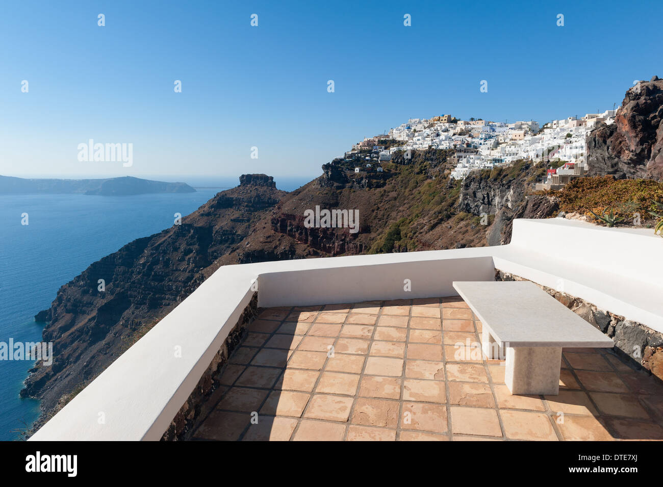 Bank mit Blick auf die Caldera von Santorini Griechenland Stockfoto