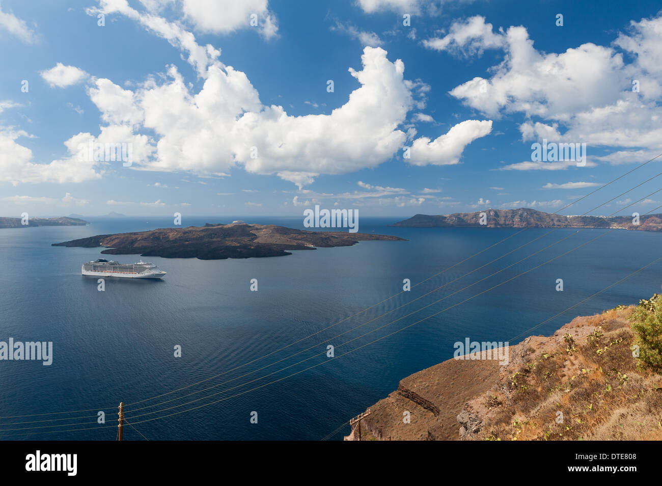 Kreuzfahrtschiff vor der Küste von Santorini Griechenland Stockfoto