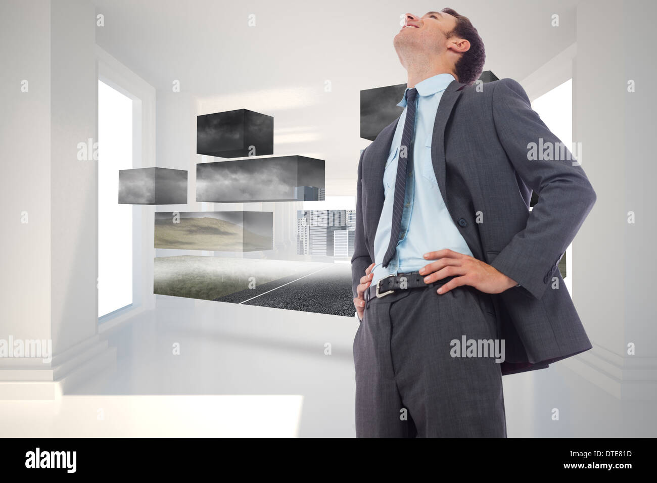 Zusammengesetztes Bild von fröhlich Geschäftsmann mit Händen auf den Hüften Stockfoto