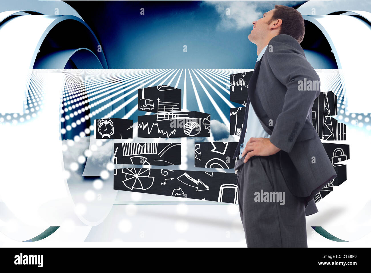 Zusammengesetztes Bild von fröhlich Geschäftsmann stehend mit Händen auf den Hüften Stockfoto