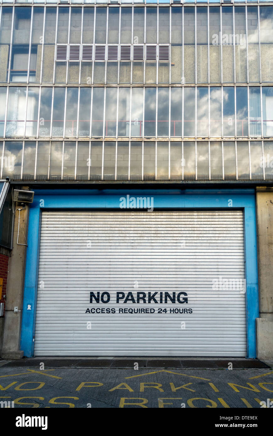 Rollladen Rolltor mit NO PARKING Zugang erforderlich, 24 Stunden Stockfoto