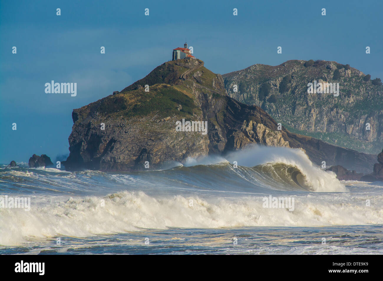 Baskenland Küste mit Wellen brechen, Bakio, San Juan de Gaztelugatxe Stockfoto