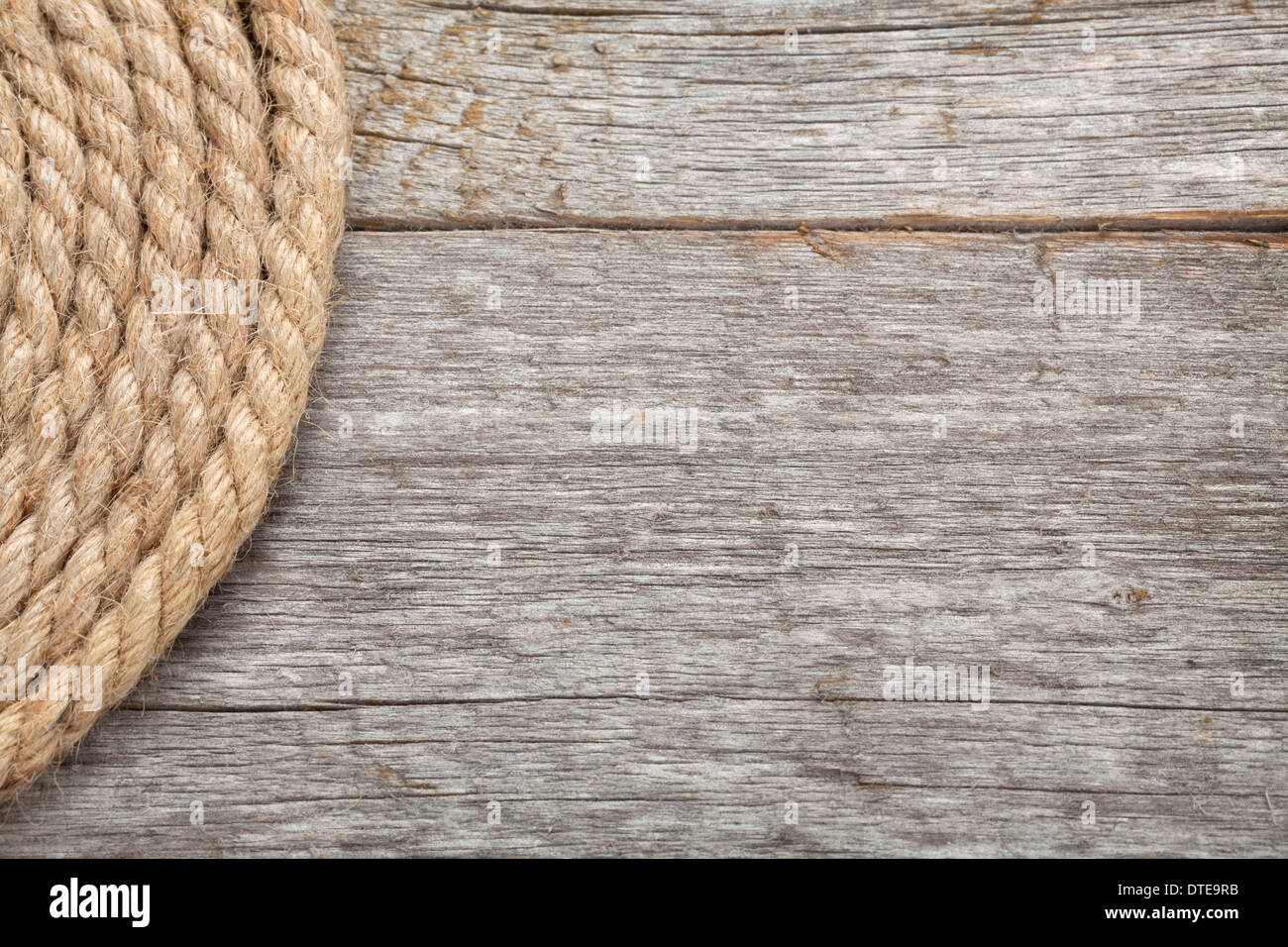Rollen des Schiffes Seil auf Holz Textur Hintergrund Stockfoto