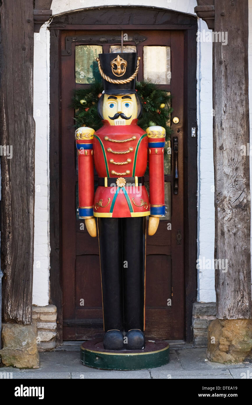 Große Spielzeugsoldat außerhalb der Weihnachten shop, Stratford-upon-Avon. Stockfoto
