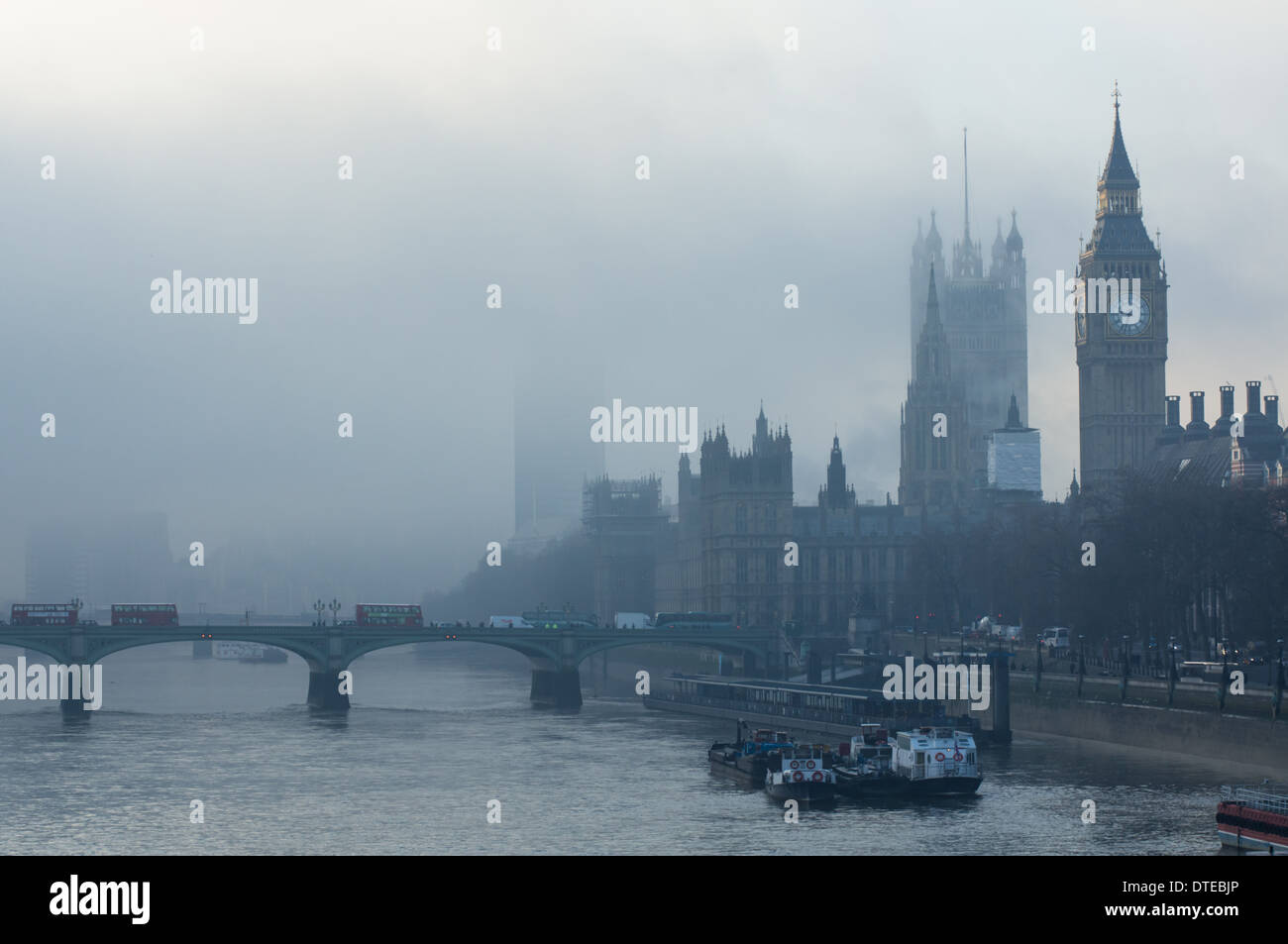 Big Ben und den Houses of Parliament an einem nebligen Morgen, London England Vereinigtes Königreich UK Stockfoto