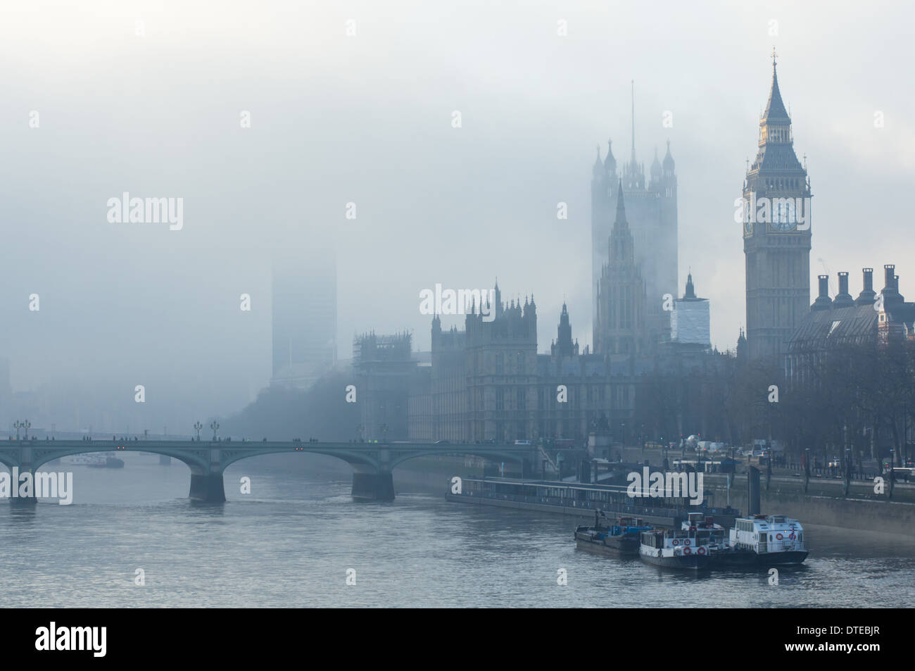 Big Ben und den Houses of Parliament an einem nebligen Morgen, London England Vereinigtes Königreich UK Stockfoto