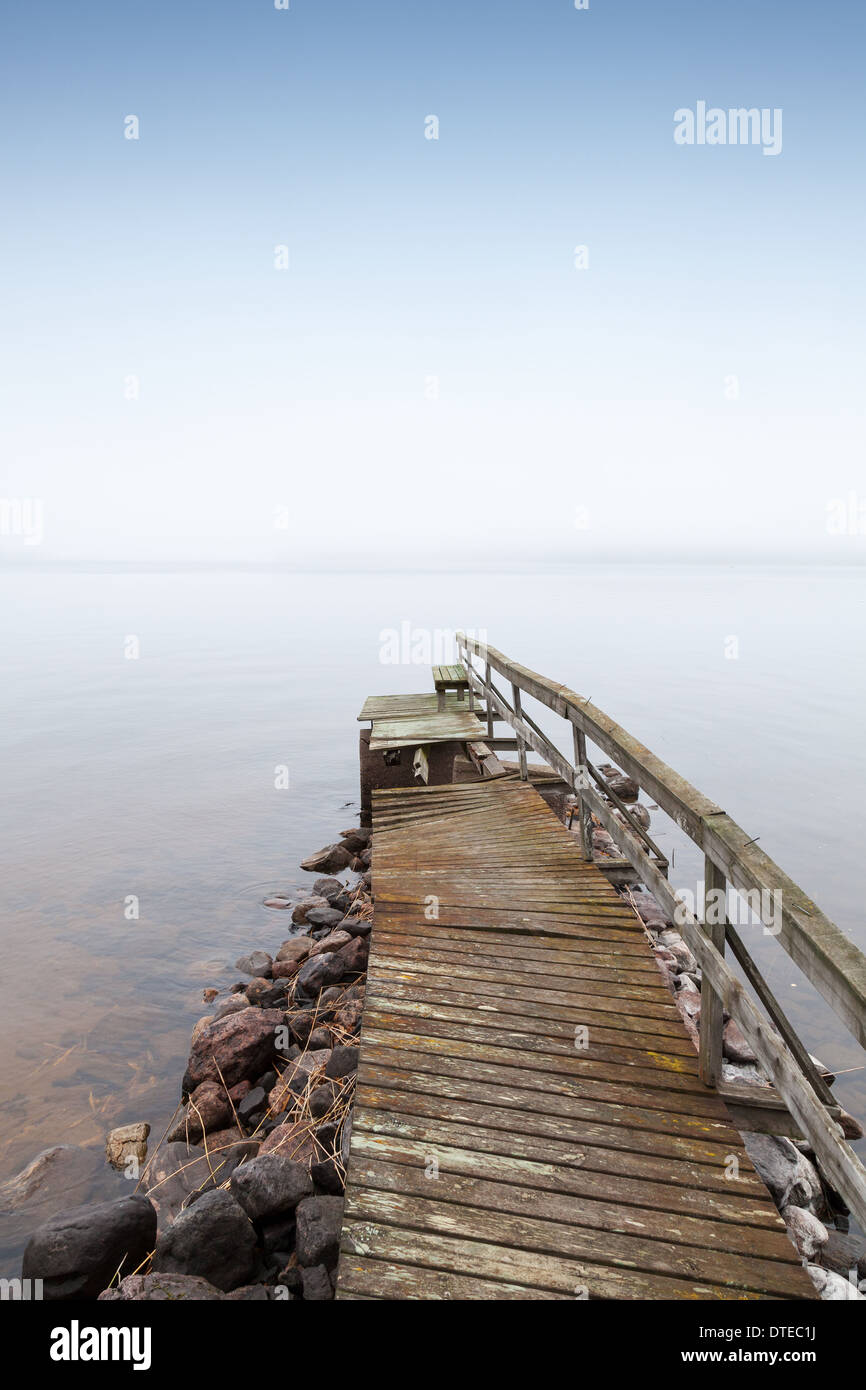 Alte ruiniert hölzerne Pier am Saimaa-See in nebligen Morgen Stockfoto