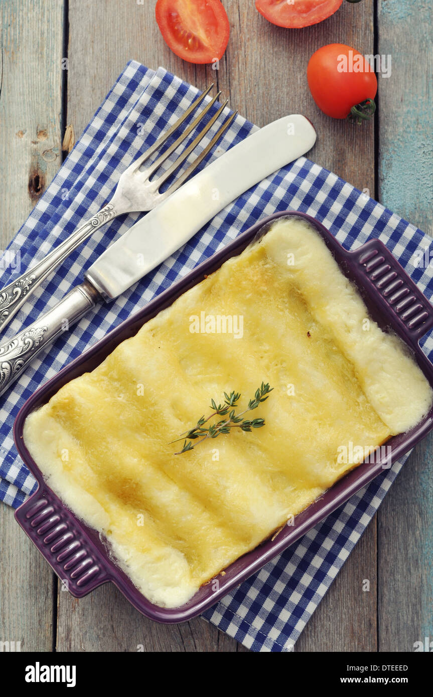 Cannelloni mit Ricotta und Spinat in eine Auflaufform auf hölzernen Hintergrund Stockfoto