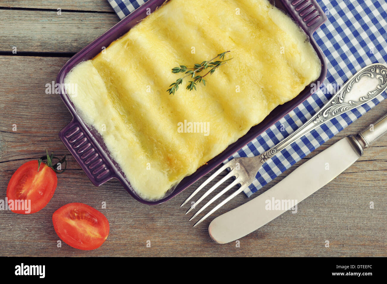 Cannelloni mit Ricotta und Spinat in eine Auflaufform auf hölzernen Hintergrund Stockfoto