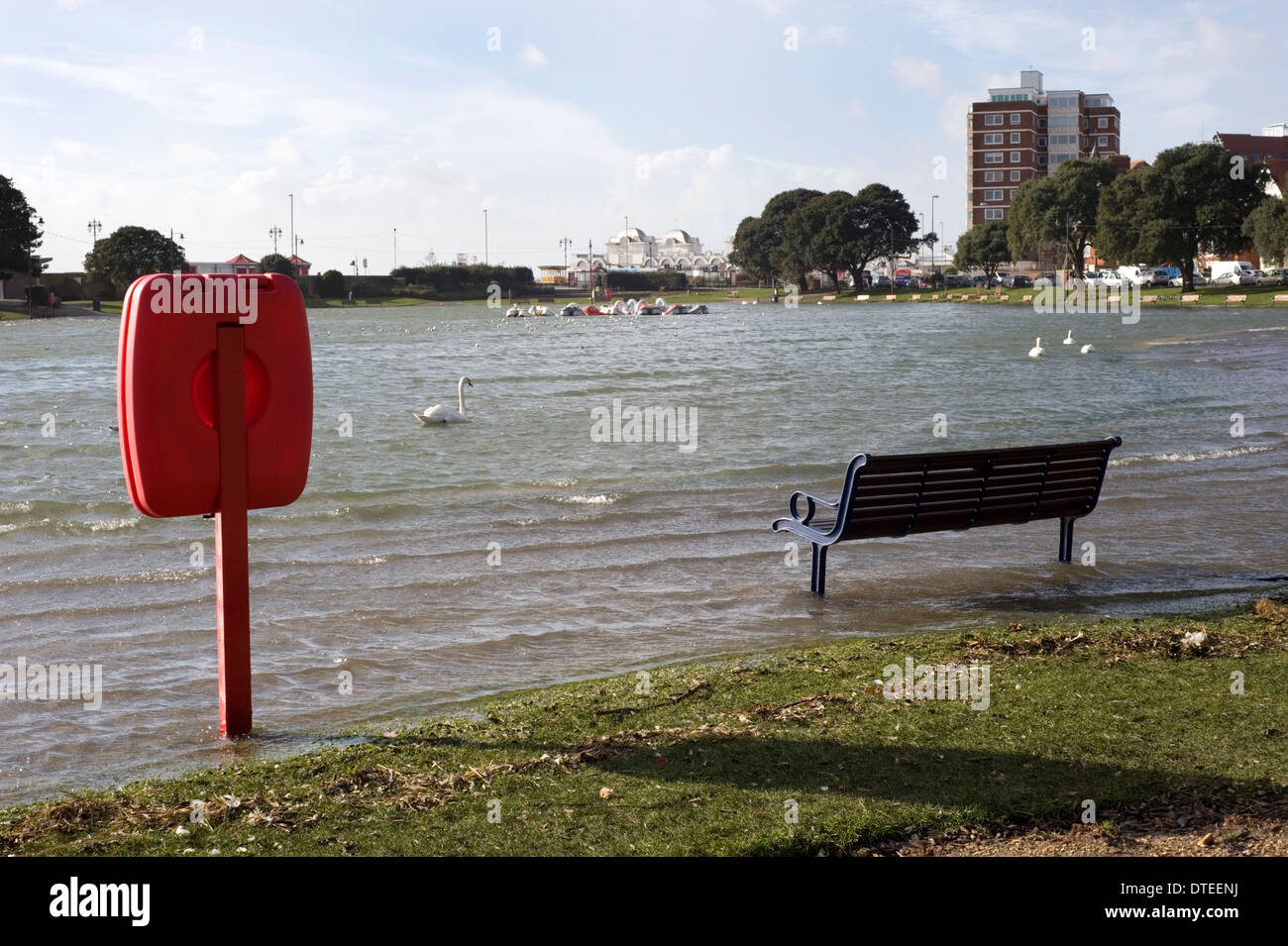 hohe Wasserstände nach beispielloses Maß an Regen bei Kanu See Southsea England uk Stockfoto