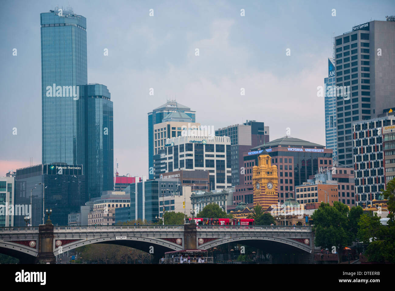 Melbourne City Skyline von der Yarra River Skyline der Stadt Melbourne in Richtung Princes Bridge View Stadt Australien Stockfoto