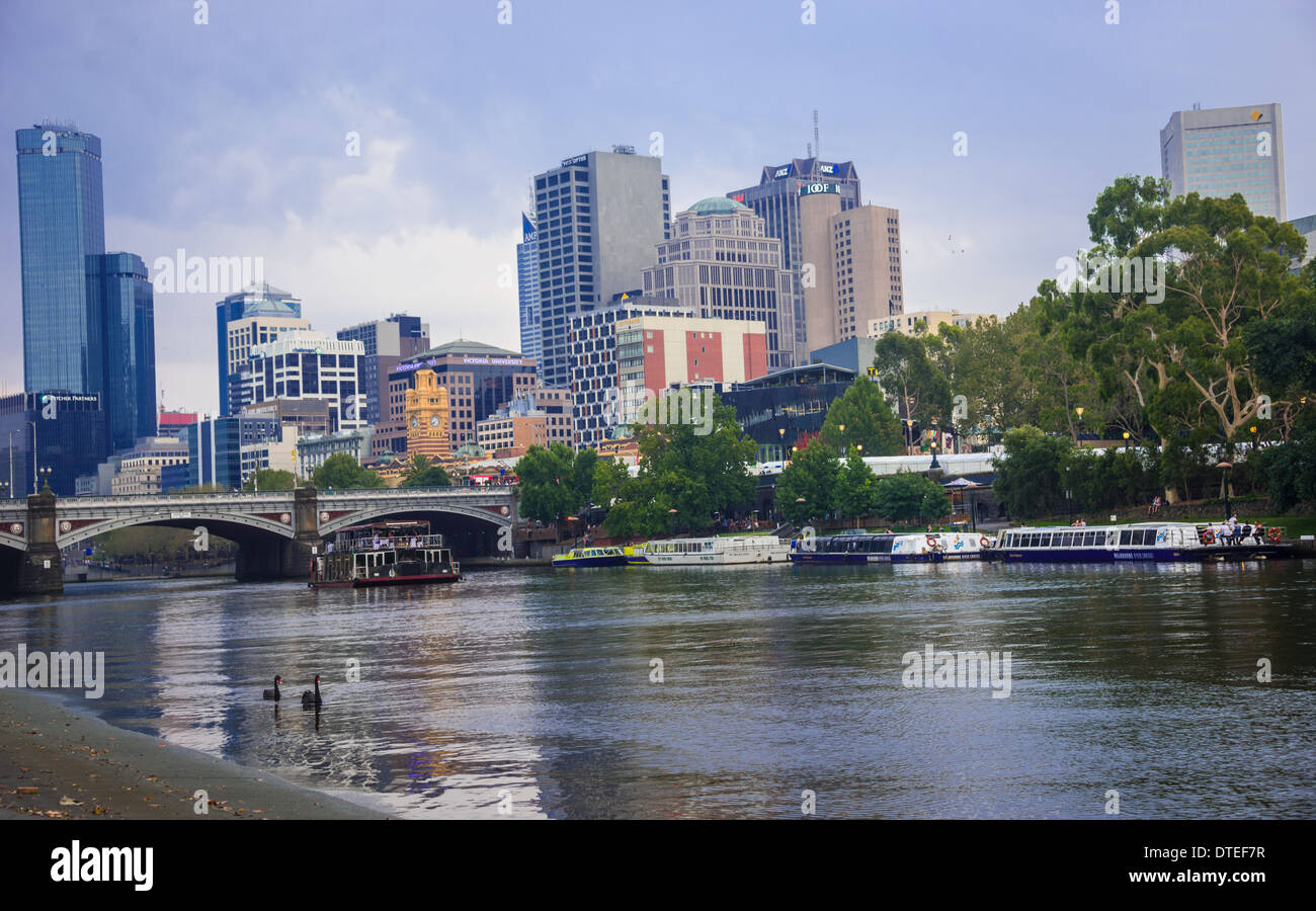 Melbourne Victoria Australien Skyline von der Yarra River Skyline der Stadt Melbourne in Richtung Princes Bridge Stockfoto