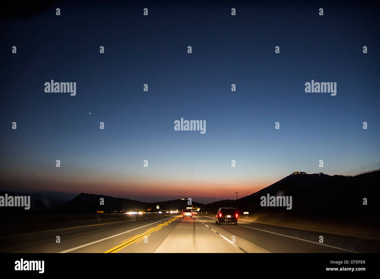 California Autobahnverkehr bei Einbruch der Dunkelheit Stockfoto