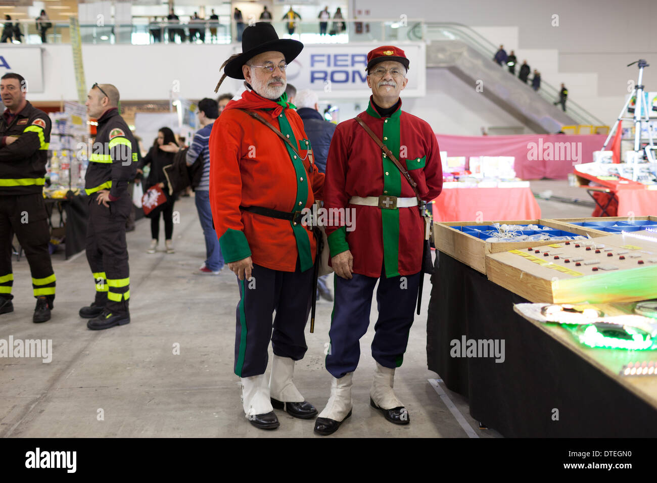 Rom, Italien - 16. Februar 2014: In Fiera di Roma, zwei Männer tragen Garibaldian Typ Uniformen anlässlich Rom militärische und Soft-Air-Ausstellung. Bildnachweis: Corina Daniela Obertas/Alamy Live-Nachrichten Stockfoto