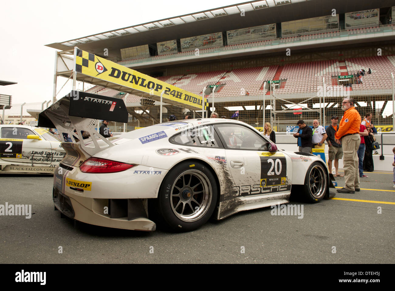 Die siegreiche Porsche 977 GT3 R des Stadler Motorsport-Teams in den Parc  Fermé nach dem Gewinn der Dunlop 24h Dubai Endurance Rennen Stockfotografie  - Alamy