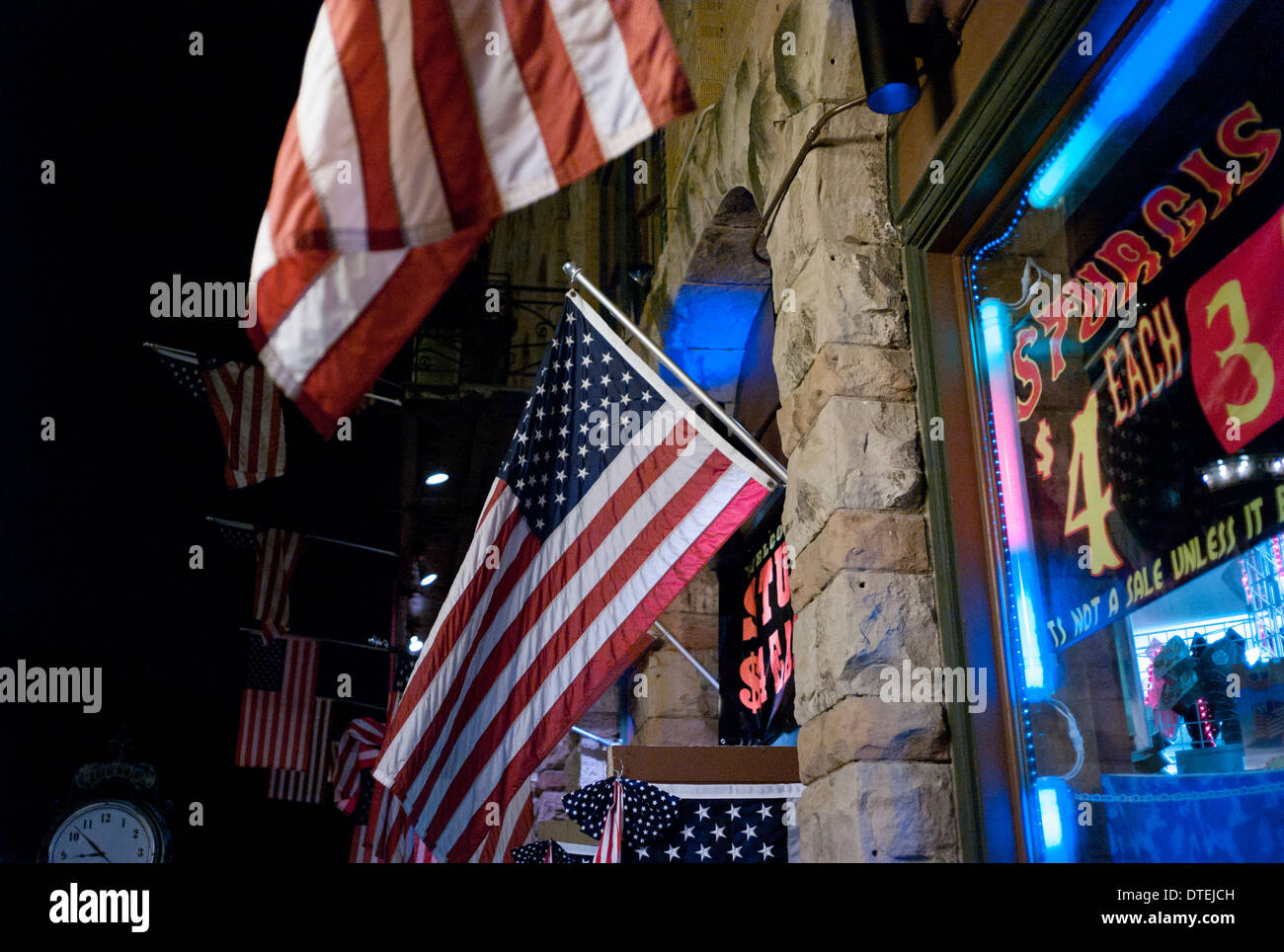Amerikanische Flaggen hängen außerhalb eines Gebäudes in Deadwood, South Dakota, Aug. 2009. Stockfoto