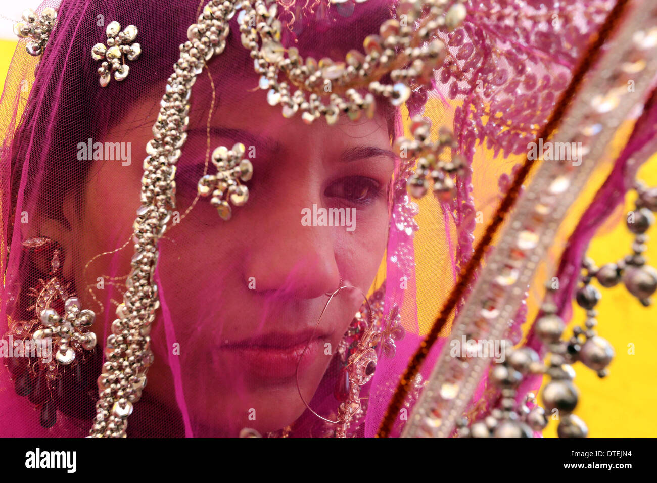 BHOPAL, Indien. 17. Februar 2014. Eine muslimische Braut beteiligt sich an einer Massenhochzeit eine NGO in Bhopal, Indien, am 16. Februar 2014 veranstaltet. Mehr als 45 muslimische Paare gefesselt den bräutlichen Bund fürs Leben an der Zeremonie. Bildnachweis: Xinhua/Alamy Live-Nachrichten Stockfoto