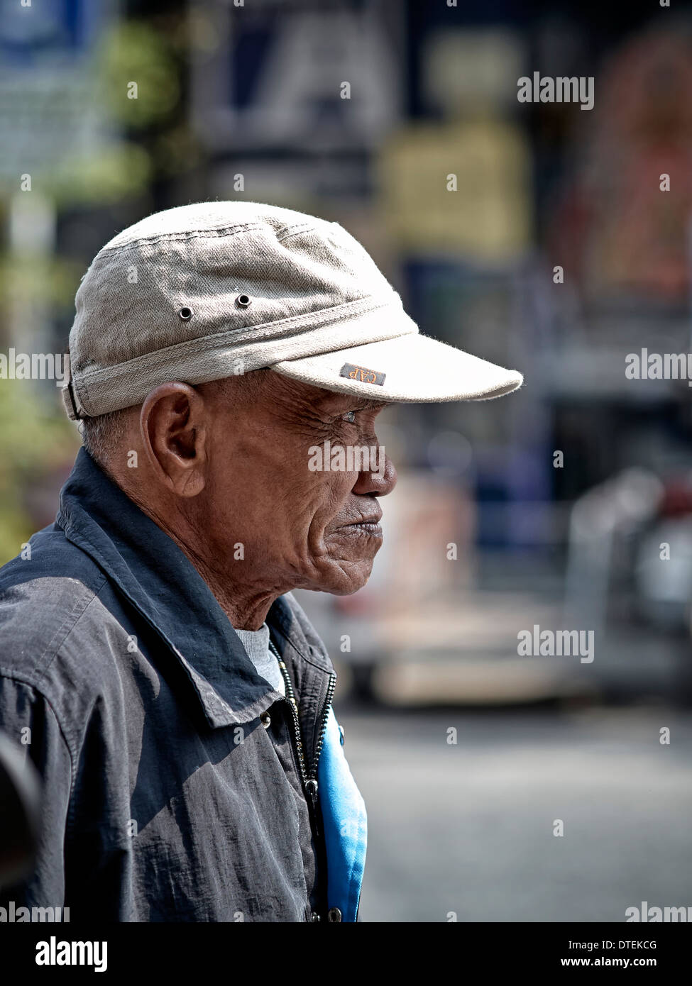 Baseballcap Senior. Älterer asiatischer Staatsbürger, der eine moderne Baseballmütze trägt. Thailand S. E. Asien Stockfoto