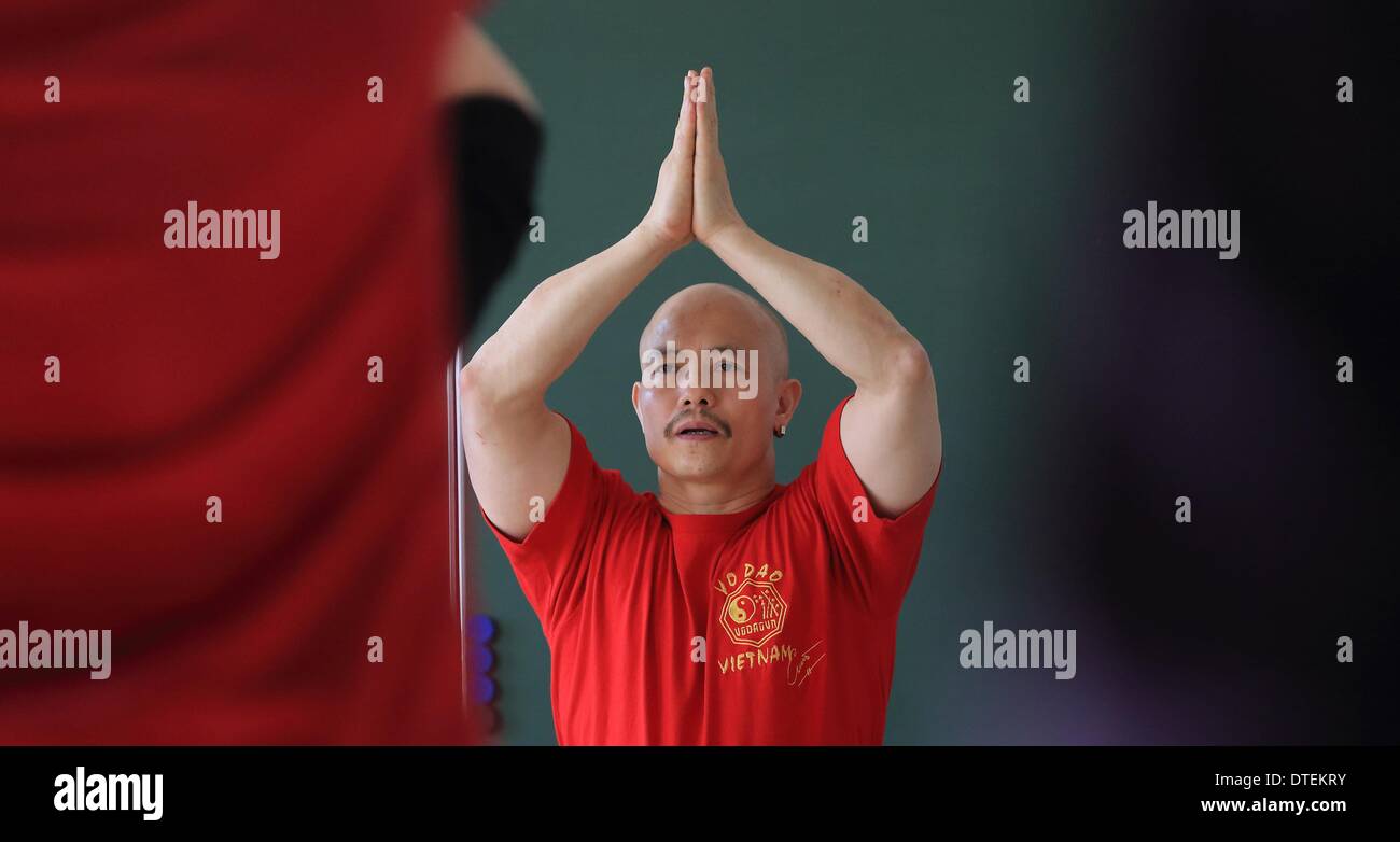 Aschersleben, Deutschland. 12. Februar 2014. Kung Fu Großmeister Chu Tan Cuong lehrt Polizisten in der Polizeischule in Aschersleben, Deutschland, 12. Februar 2014. Beamte sind in Atemtechniken für Stress-und Konfliktmanagement ausgebildet. Foto: Jens Wolf/Dpa/Alamy Live News Stockfoto