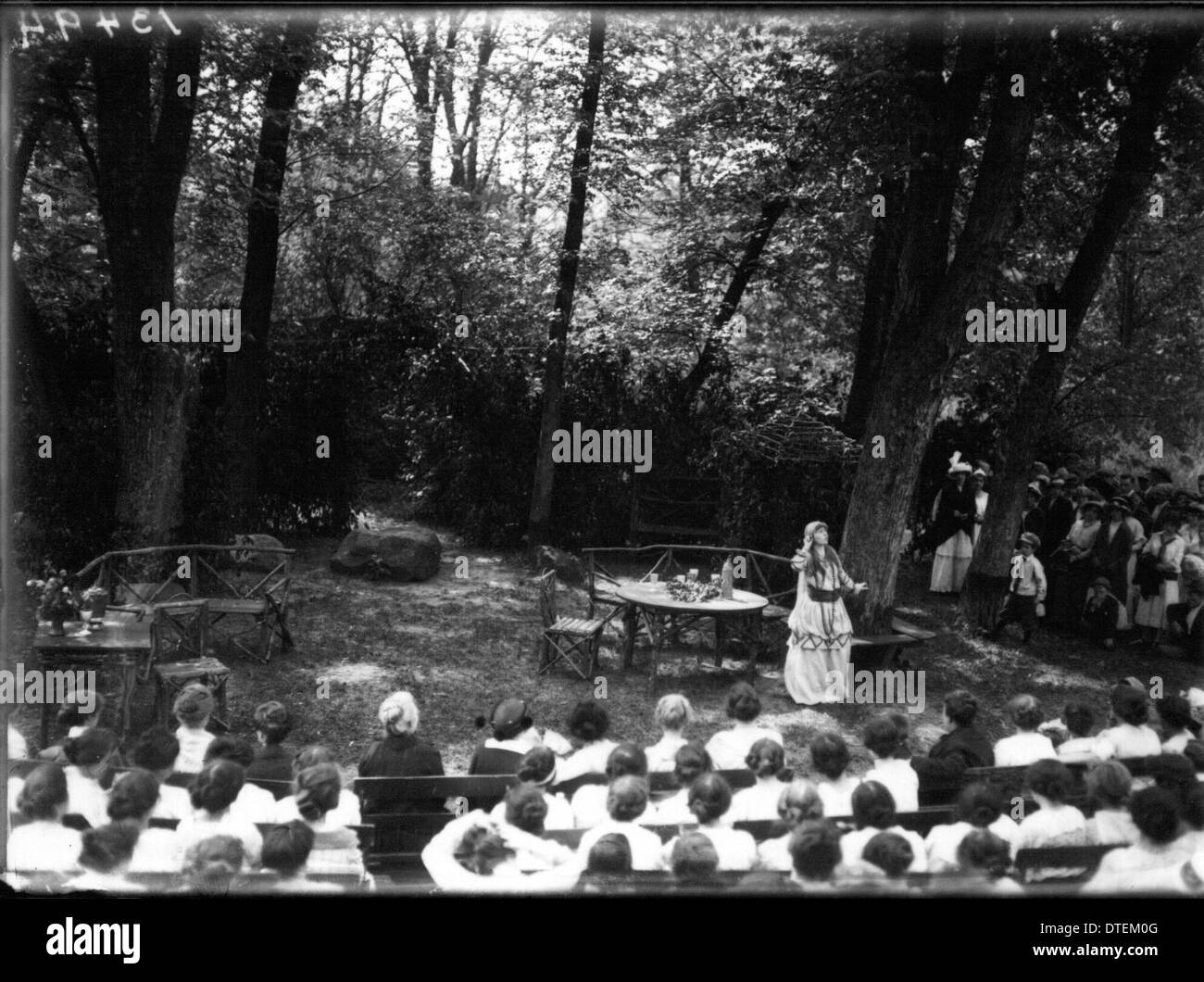 Ein Foto aus dem Jahr 1914 vom Tree Day am Western College, das außerschulische Aktivitäten und Open-Air-Theaterproduktionen hervorhebt. Die Veranstaltung konzentriert sich auf die Ausbildung von Frauen und die Teilnahme von Studenten an kreativen Campus-Veranstaltungen während des frühen 20. Jahrhunderts. Stockfoto
