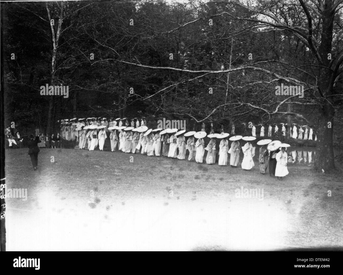 Dieses Foto aus dem Jahr 1919 zeigt Studenten am Western College in Oxford, Ohio, die den Tree Day feiern. Die Veranstaltung hebt die Rolle außerschulischer Aktivitäten in der Hochschulerfahrung hervor, darunter Open-Air-Theateraufführungen und die Beteiligung der Studenten. Stockfoto