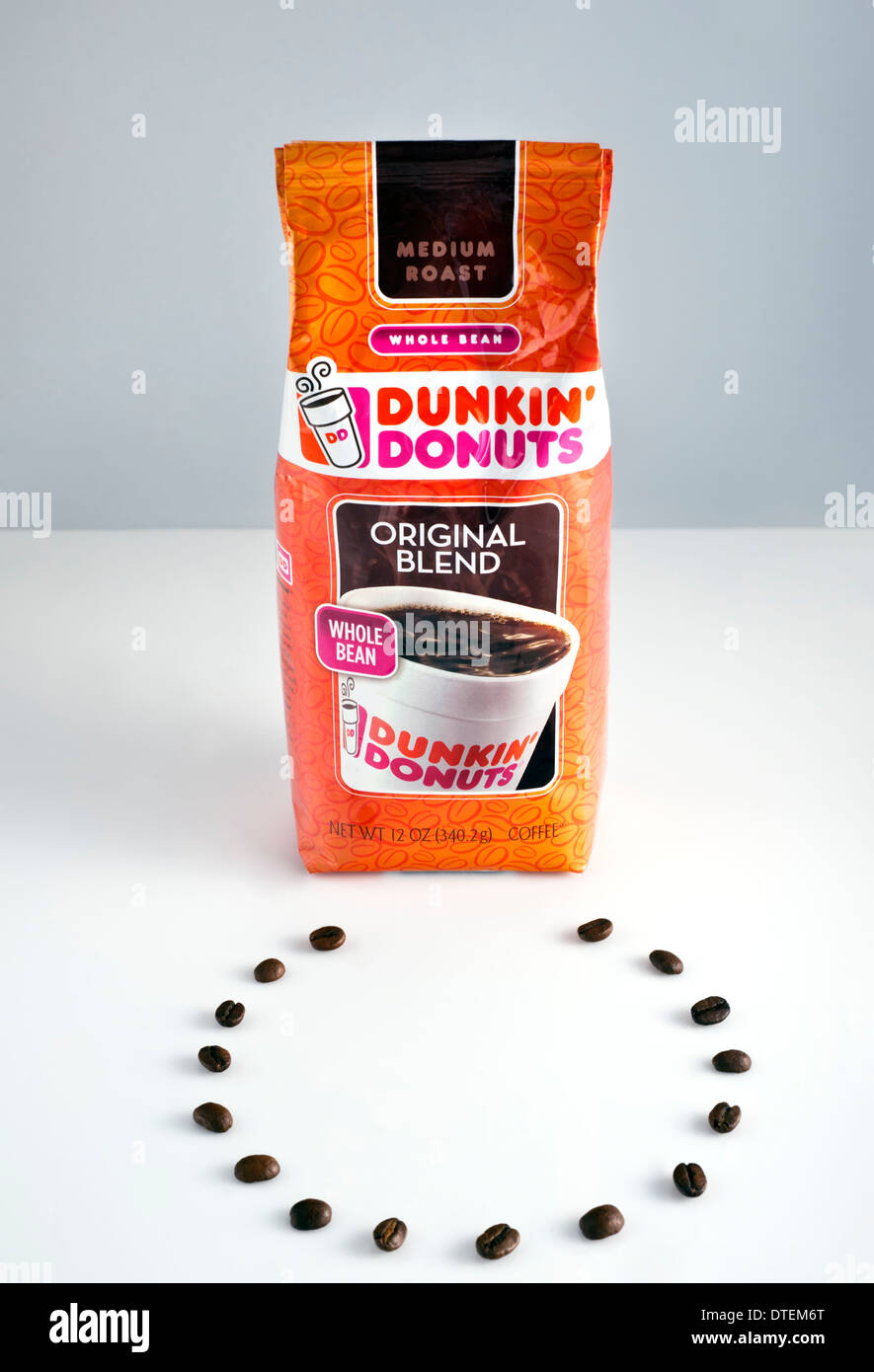 Dunkin Donuts Marke Kaffee mit Kaffeebohnen Stockfoto