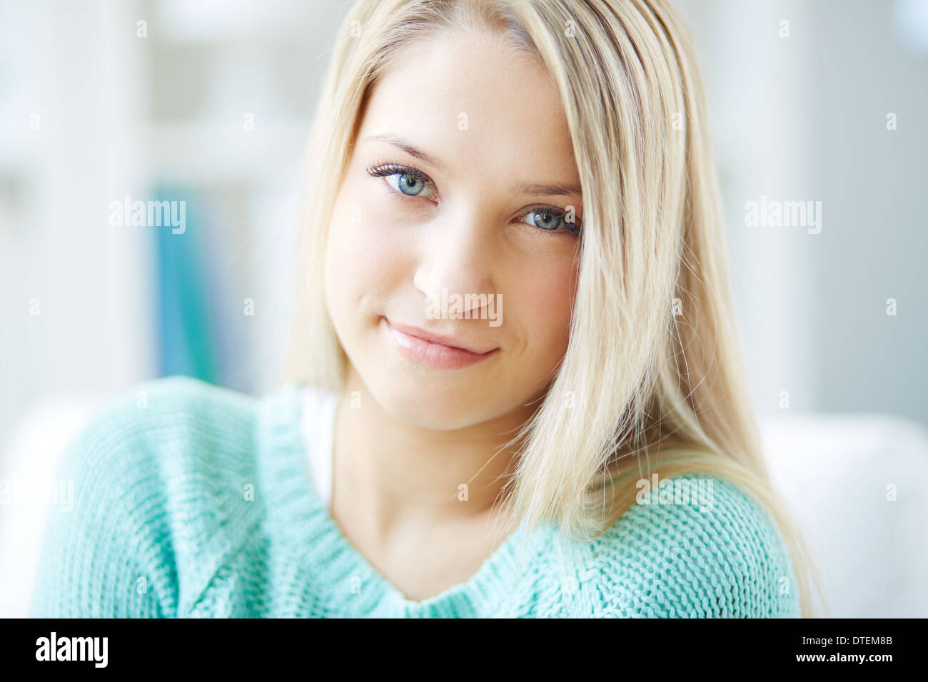 Porträt eines blonden Mädchens mit einem koketten look Stockfoto
