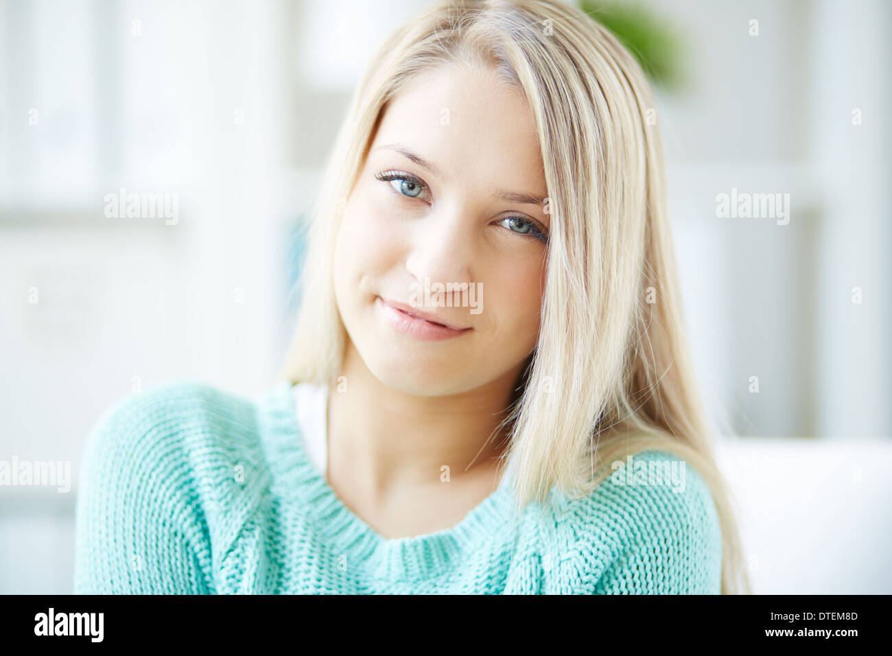 Porträt eines blonden Mädchens lächelnd in die Kamera Stockfoto